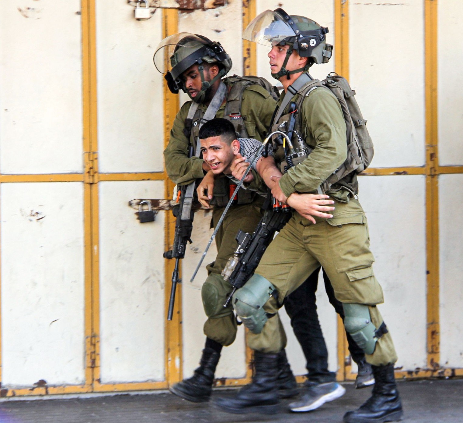 Un adolescent parmi deux arrêtés par l’occupation en Cisjordanie  