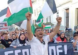 Manifestation massive dans la ville allemande de Brême, dénonçant la poursuite de l'agression israélienne contre la Palestine et le Liban