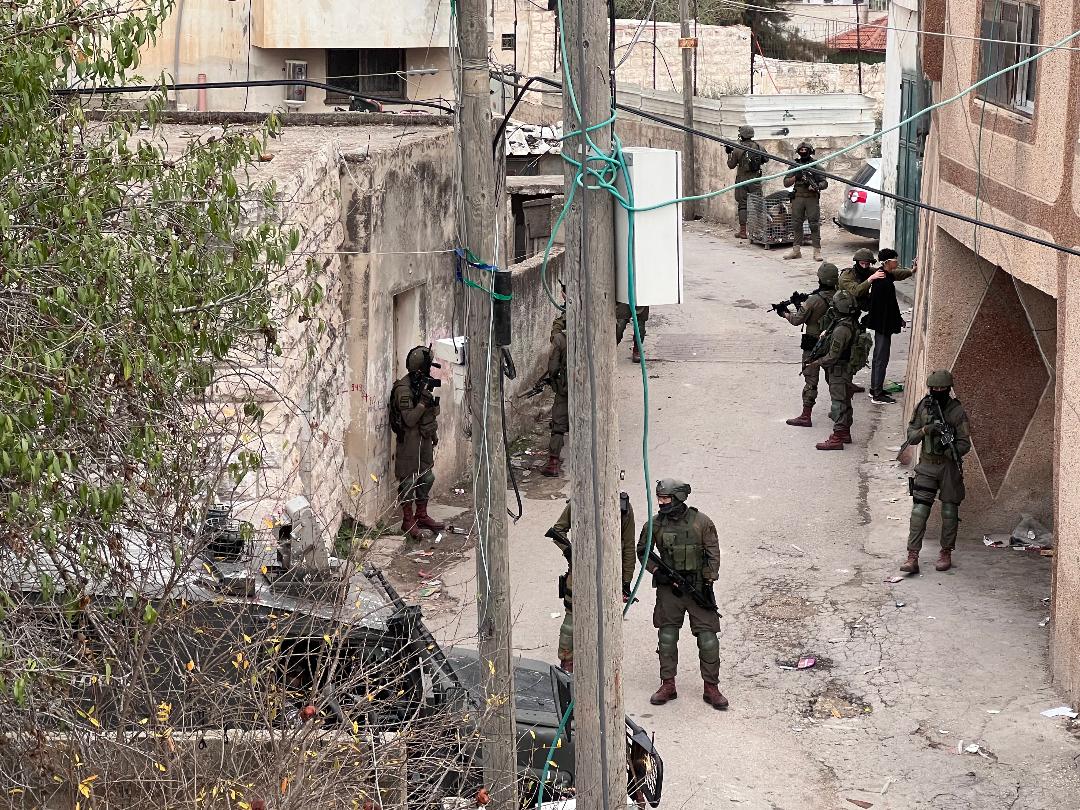 Cisjordanie : l’occupation blesse un civil palestinien et arrête 14 autres