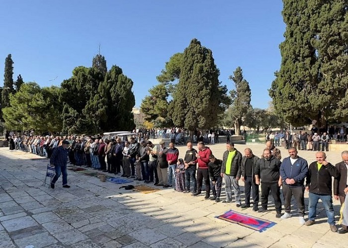 Due aux mesures israéliennes, seuls 3 500 fidèles accomplissent la prière du vendredi dans la mosquée Al-Aqsa 