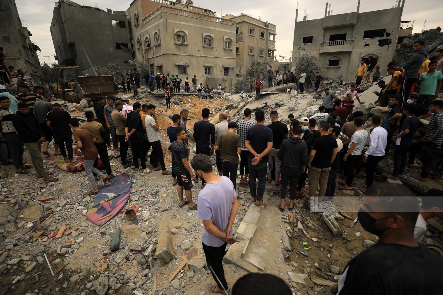 Dix martyrs et plusieurs blessés dans un bombardement israélien contre deux maisons à Khan Yunis
