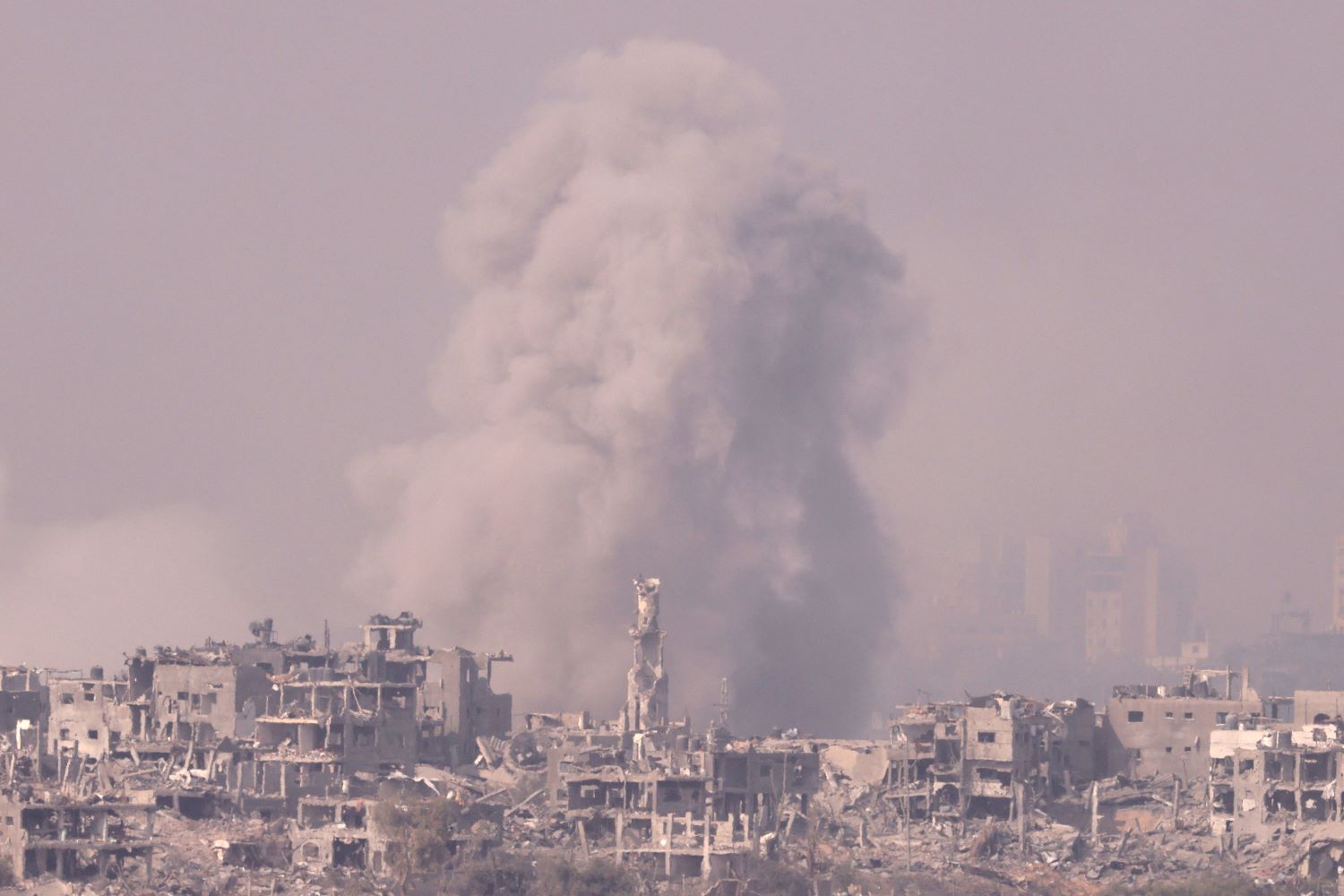 Le 27ème jour de l’agression, des dizaines de victimes dans des frappes aériennes israéliennes incessantes contre Gaza