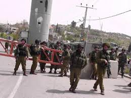 Les forces israéliennes ferment la porte du pont Jabara, au sud de la ville de Tulkarem