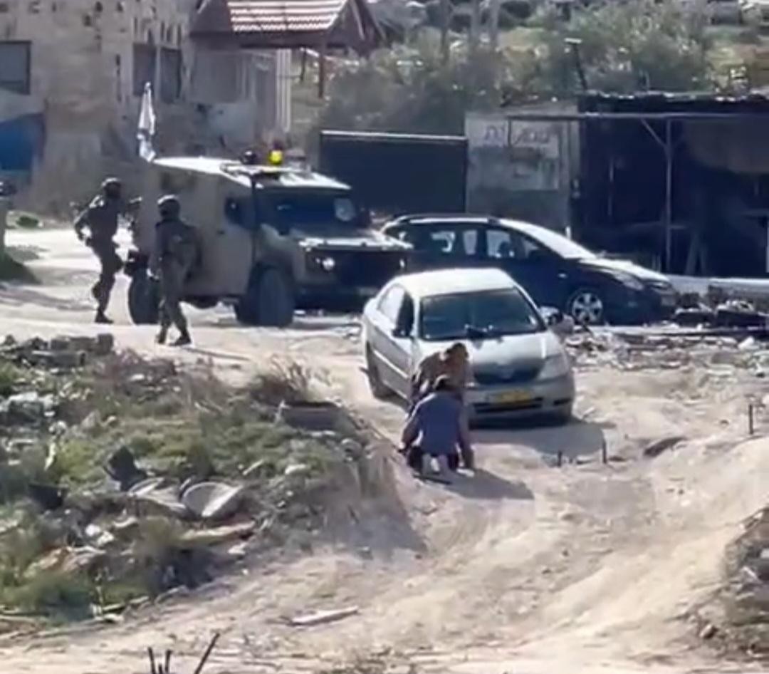 Jérusalem : Des colons ferment deux routes à Hizma, l'occupation réprime les habitants par des gaz lacrymogènes