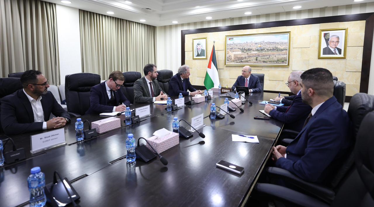 Mustafa discute des développements politiques et des conditions sur le terrain avec l’envoyé européen au processus de paix