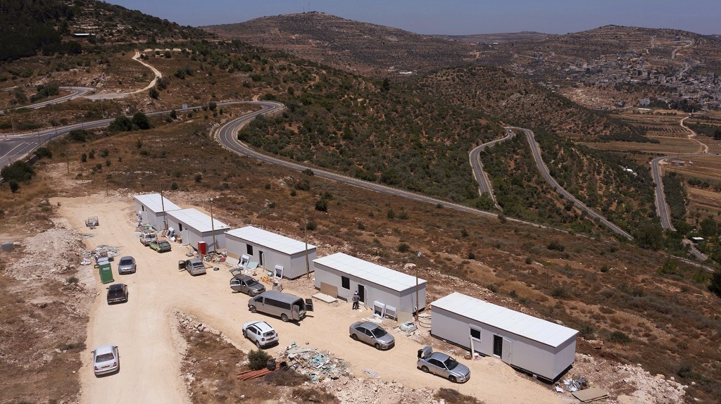 Des colons israéliens installent des caravanes au sud de Naplouse