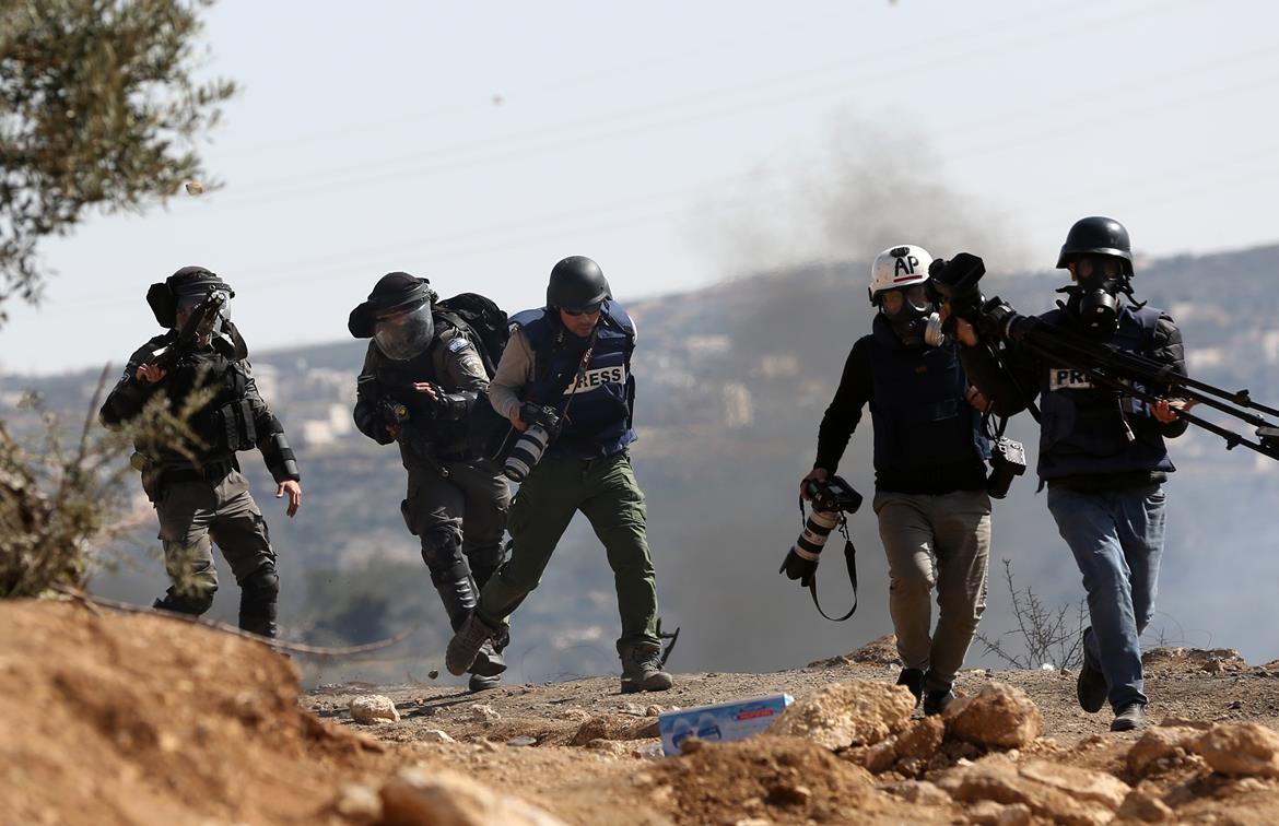 Les forces d'occupation attaquent l'équipe de la télévision palestinienne et blessent un photographe à Kafr Qaddoum 