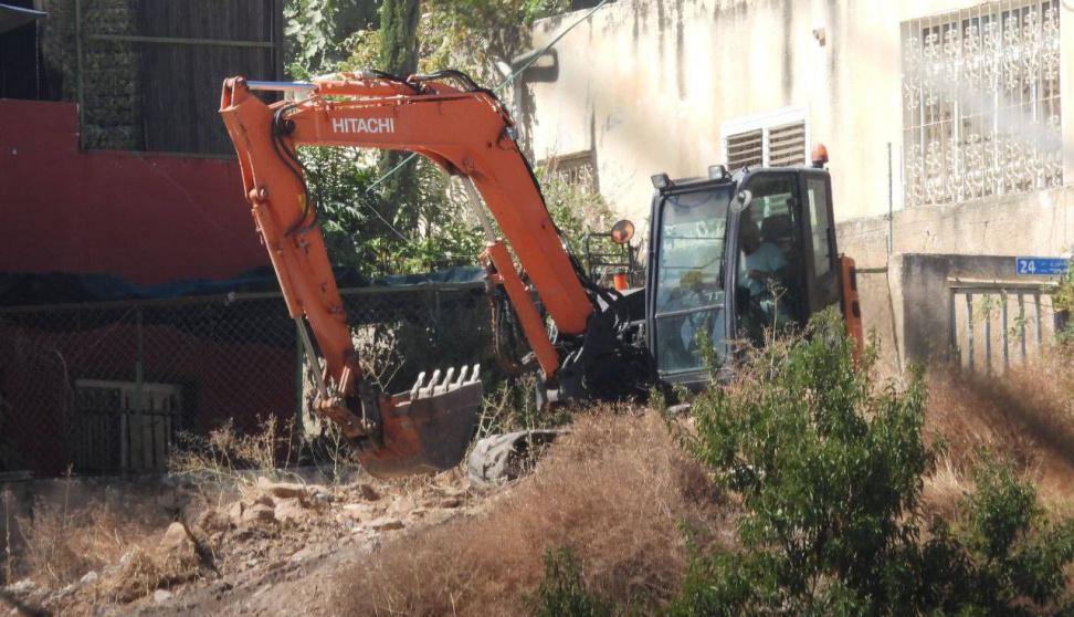 Jérusalem : l’occupation démolit des baraques et des poteaux en bois 