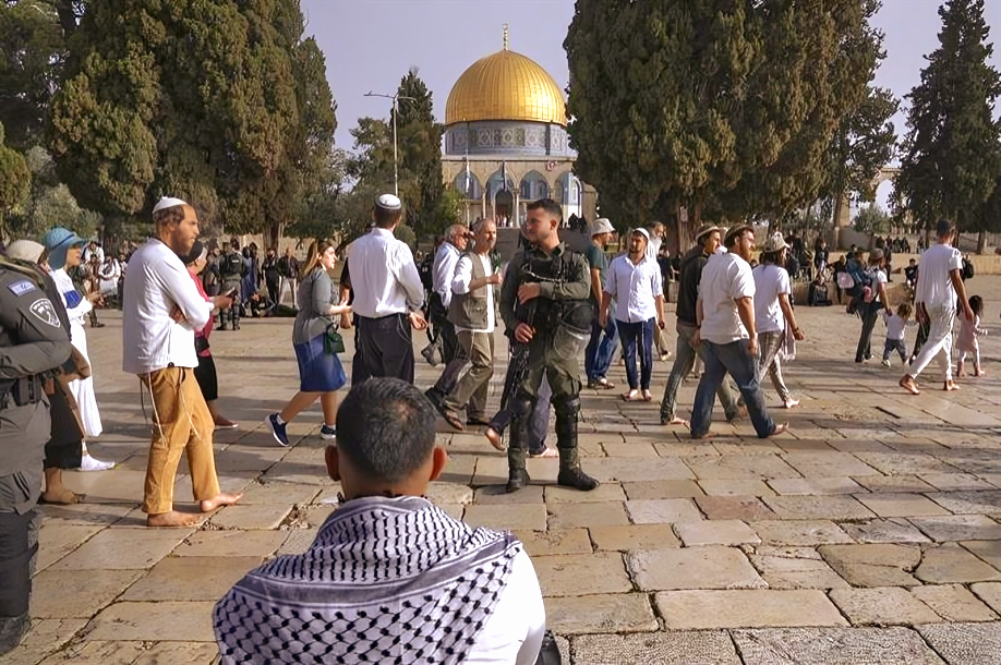 Des colonisateurs israéliens, gardés par les policiers d’occupation, s’introduisent dans la mosquée d’Al-Aqsa