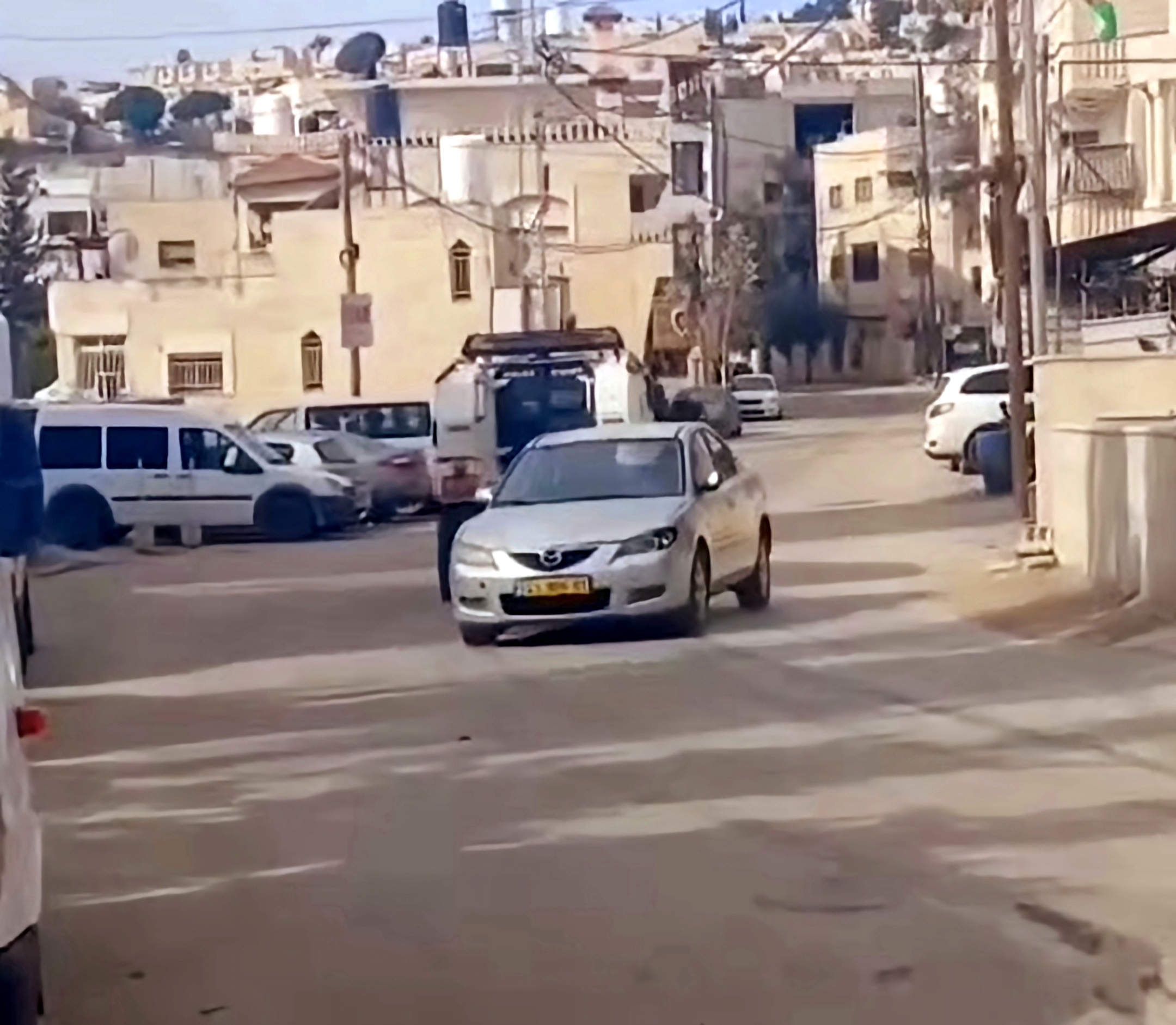 Les forces israéliennes attaquent la ville de Hizma et s’emparent 20 véhicules