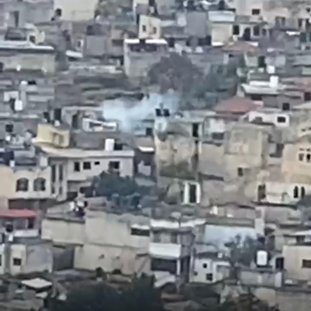 Des soldats israéliens attaquent Qabatiya, au sud de Jénine, assiégeant une maison