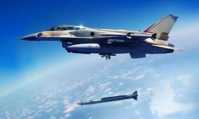 L’aviation israélienne bombarde des sites et terres à Gaza