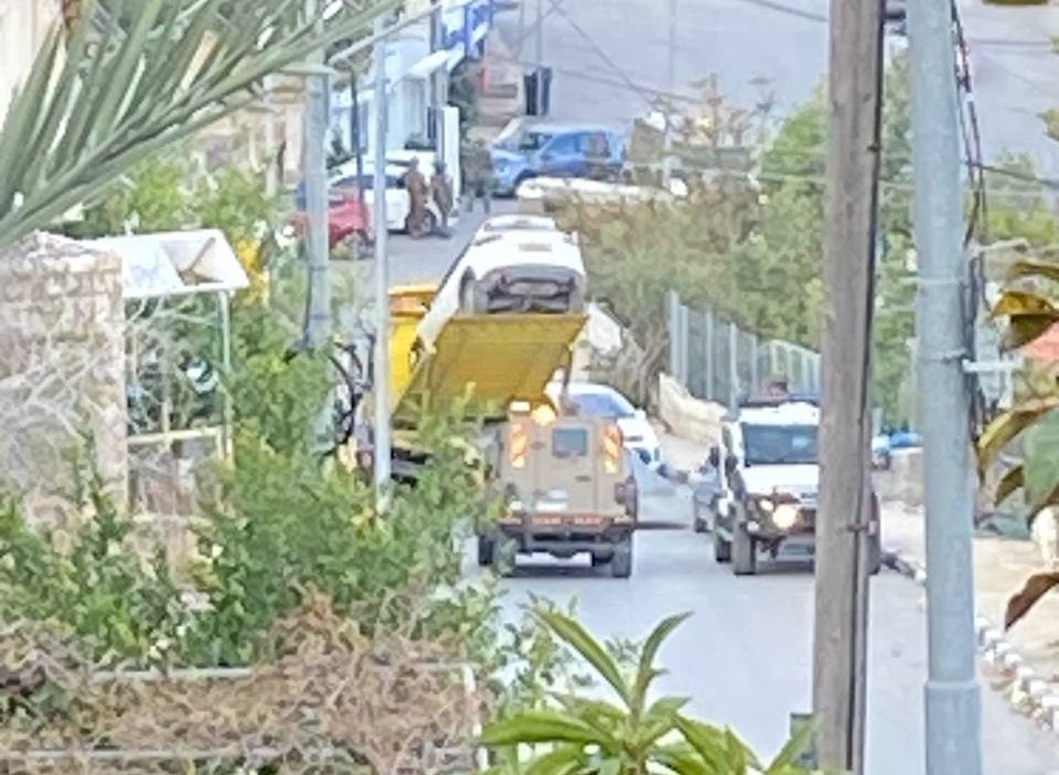 Les forces de l’occupation saisissent trois véhicules des citoyens à Birzeit