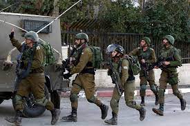 Un jeune Palestinien blessé par balles de l'occupation au nord-est de Jérusalem occupée.