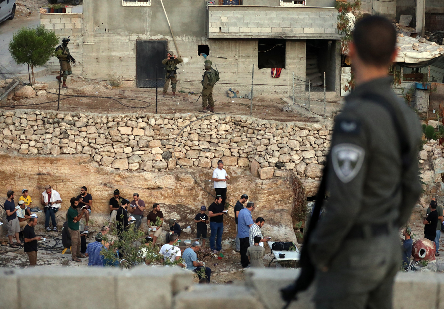 Des colons israéliens prennent d'assaut un site archéologique près d'Hébron