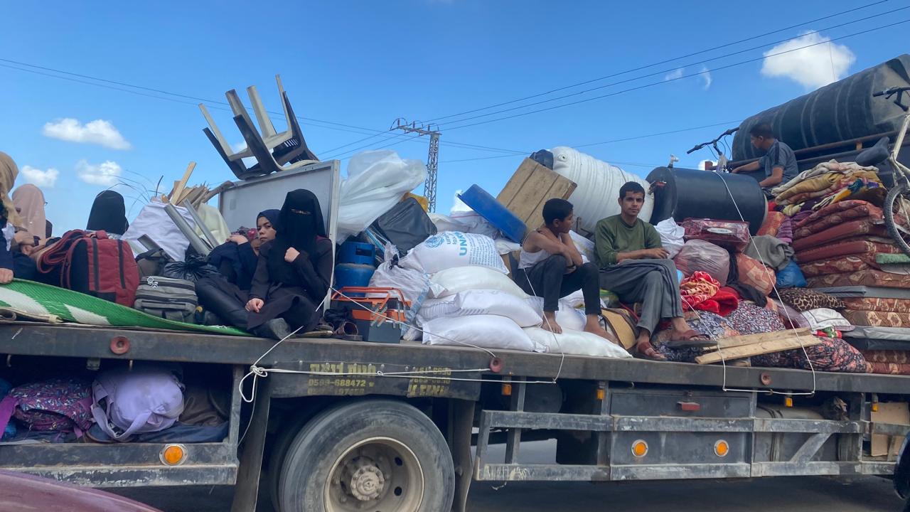 L'armée israélienne contraint les Gazouis à un déplacement forcé du quartier Sultan à l'ouest de Rafah