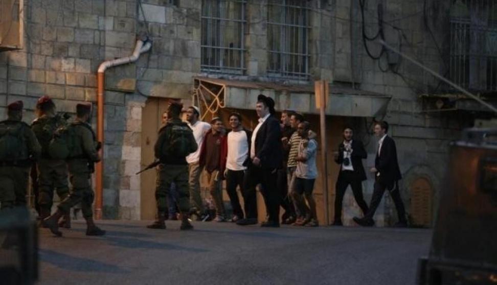 Les colons attaquent un magasin d’un citoyen palestinien handicapé à Hébron 
