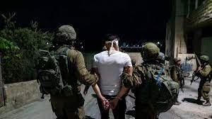 Les forces d'occupation arrêtent un habitant de Jérusalem et prolongent la détention de 6 autres