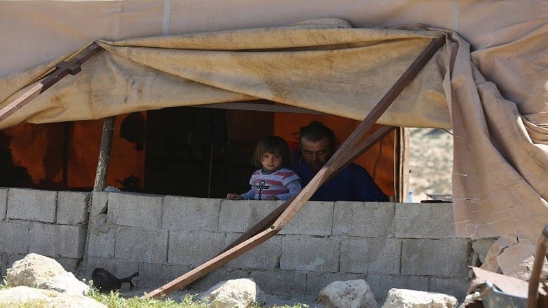 Les autorités israéliennes obligent un Palestinien de démolir sa tente près d’Hébron