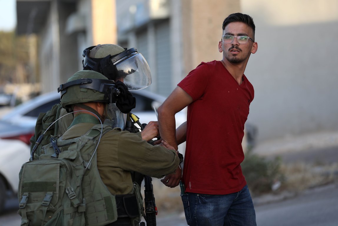 Un enfant parmi 25 Palestiniens appréhendés par l’armée d’occupation en Cisjordanie