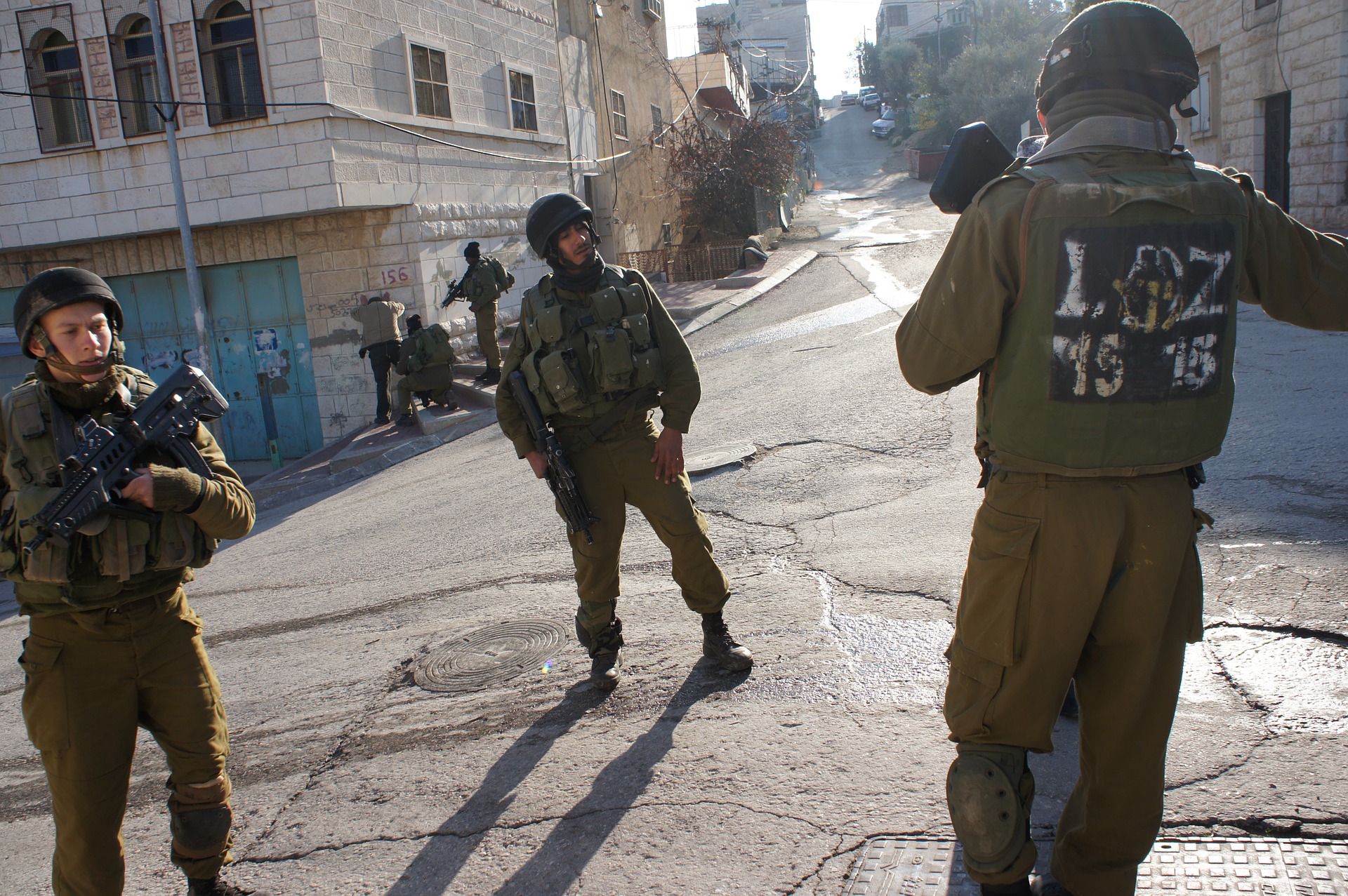 Les forces d’occupation israéliennes agressent sauvagement un Palestinien près d’Hébron
