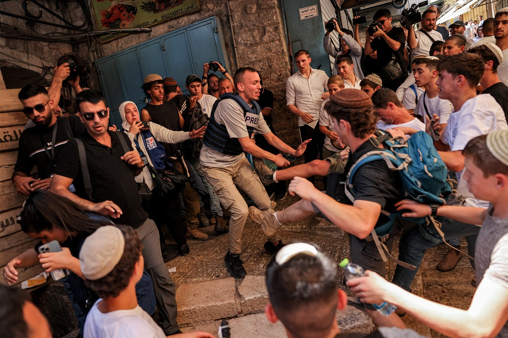 Des milliers de colons prennent d'assaut la vieille ville de Jérusalem, attaquent des citoyens et des journalistes