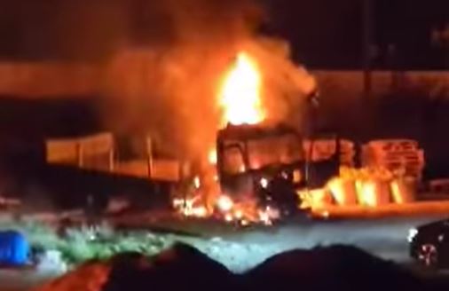 Des colons brûlent des véhicules et attaquent des maisons et des magasins à l'est de Qalqilya