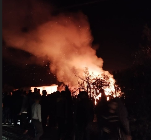 Nouveau massacre dans de violents bombardements israéliens visant les tentes de personnes déplacées à l'ouest de Khan Yunis