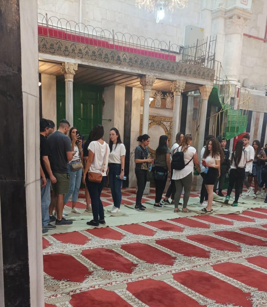 Les forces de l’occupation et les colons profanent la Mosquée Al-Ibrahimi  