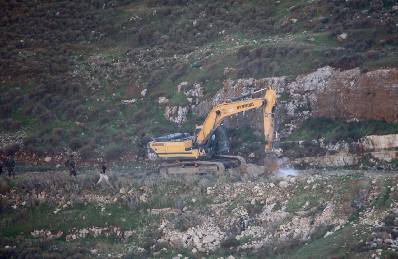 Les soldats israéliens détruisent une grotte et rasent une route près de Bethléem
