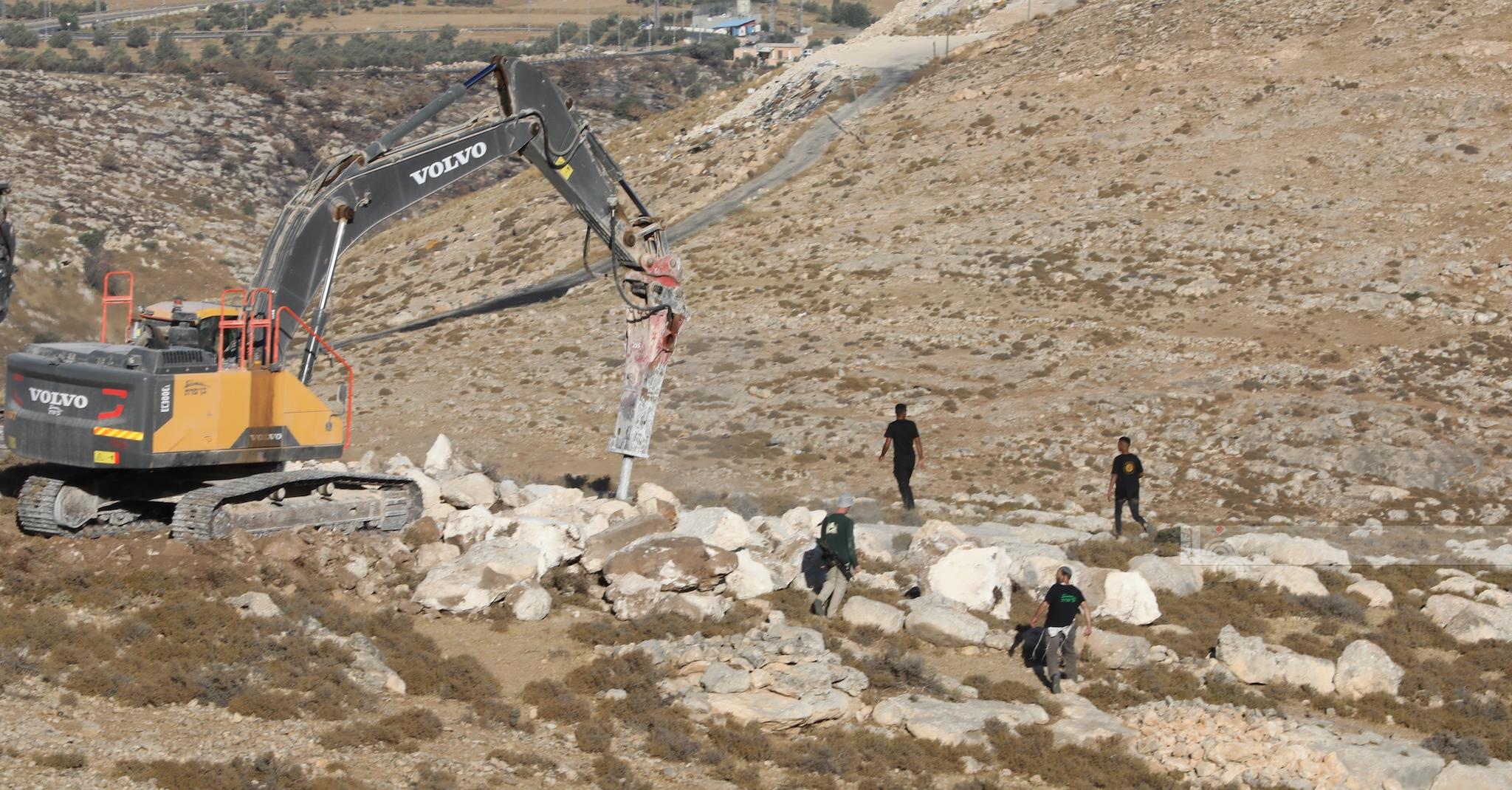Les forces d’occupation rasent des terres et déracinent les oliviers à Salfit