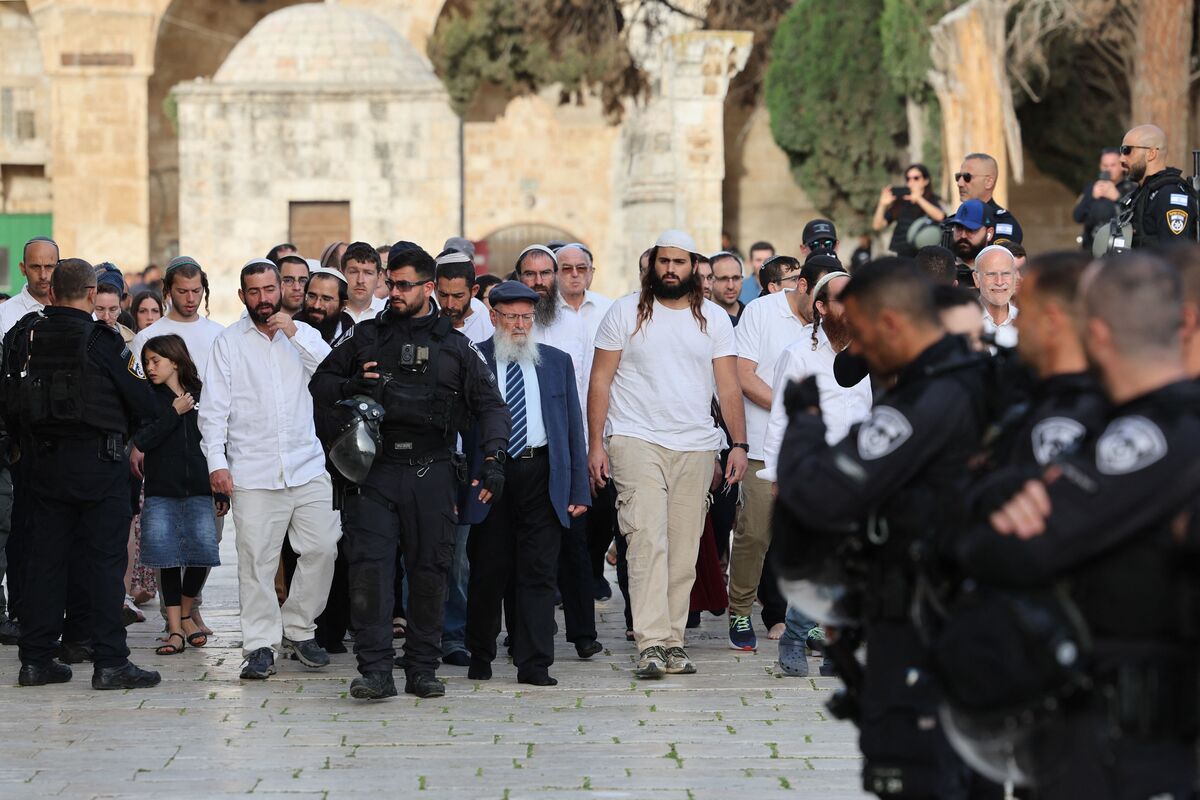 Des colons israéliens, sous une escorte policière, font irruption dans le troisième lieu saint musulman