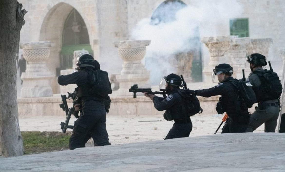 Les forces d’occupation attaquent les fidèles dans la mosquée d’Al-Aqsa