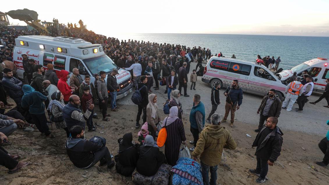 Des milliers de déplacés s'amassent dans les rues, en attente de regagner leurs foyers dans le nord de Gaza