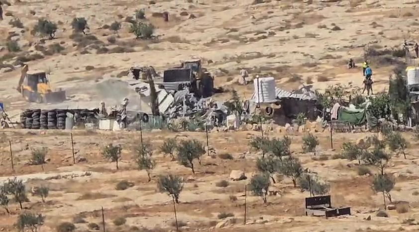 Des bulldozers israéliens détruisent 3 maisons et déracinent des arbres à Masafer Yatta