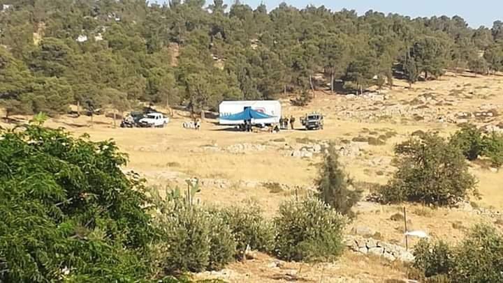  Des colons installent une tente sur des terres palestiniennes, en prélude de les saisir