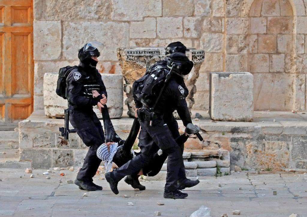 Un jeune palestinien blessé par des colons et capturé par les forces d'occupation