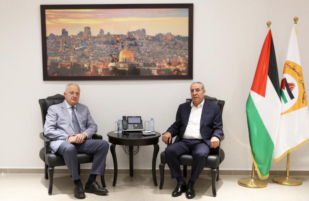 Le vice président passe en revue avec le représentant de la Fédération de Russie en Palestine les développements politiques les plus importants.