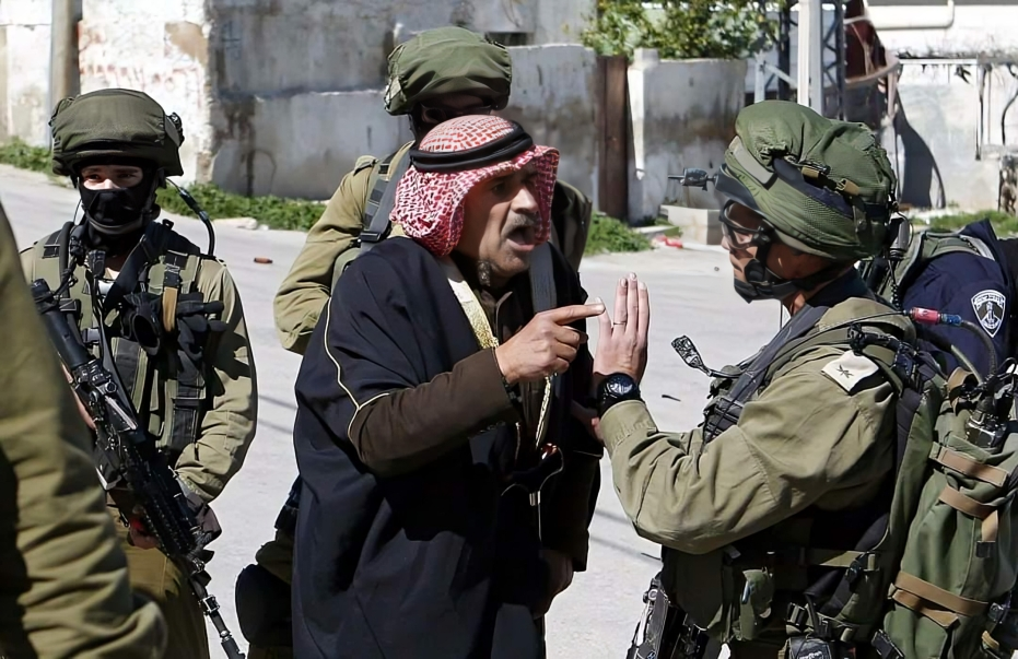 Les soldats d’occupation capturent un vieillard Palestinien après l'avoir agressé au sud-ouest d'Hébron