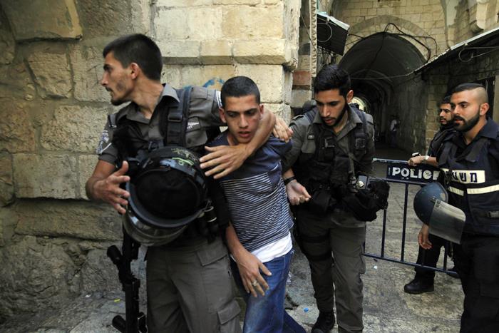 Les forces d’occupation appréhendent un jeune Palestinien à Jérusalem