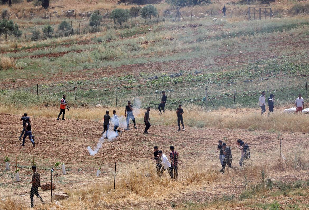 Un Palestinien blessé et plus de 30 autres suffoqués lors des confrontations avec l'armée d'occupation à Naplouse