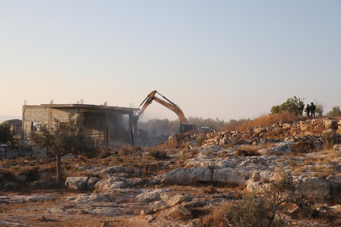 Les forces d’occupation israéliennes démolissent quatre magasins en construction près de Ramallah