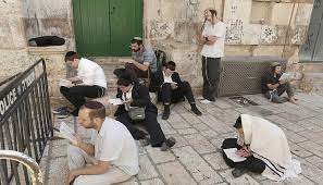 Des colons accomplissent des rituels talmudiques près de l'une des portes de la mosquée Al-Aqsa
