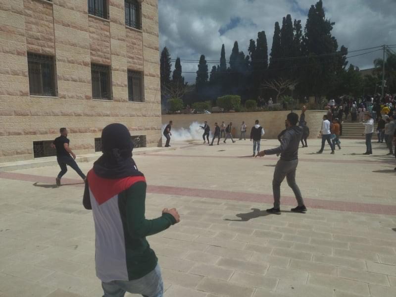 Deux étudiants blessés par balles et d’autres asphyxiés lors d’incursion par l’occupation à Tulkarem 