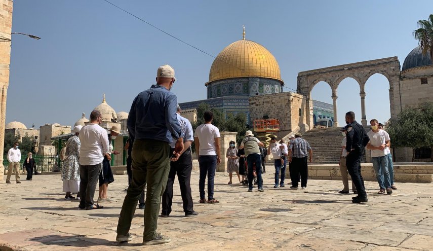 Un colon armé d'un couteau tente de prendre d'assaut la mosquée Al-Aqsa