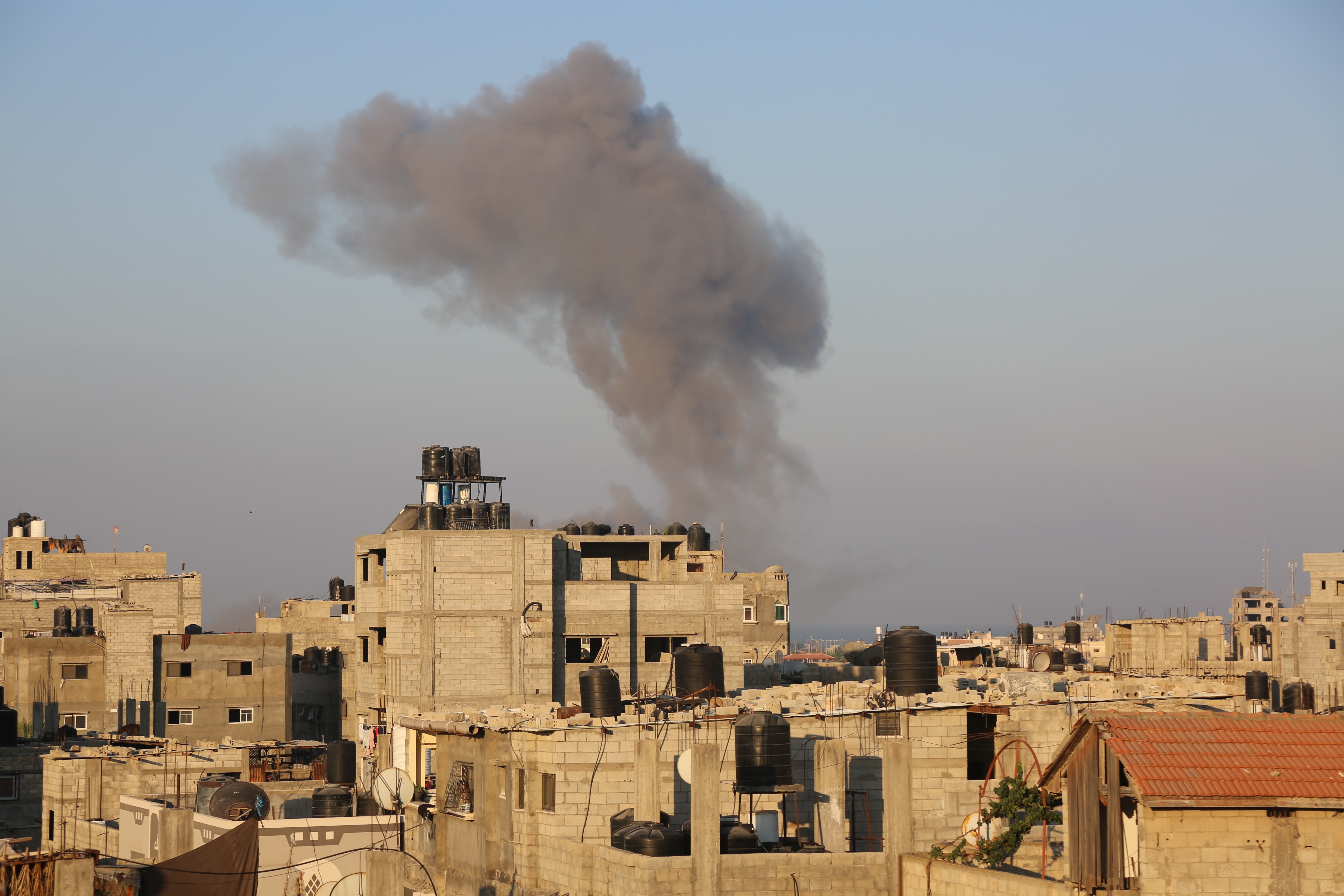 Les avions de combat israéliens frappent des sites et des terres à Gaza