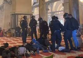 Les forces d'occupation prennent d'assaut la salle de prière Al-Qibli de la mosquée Al-Aqsa