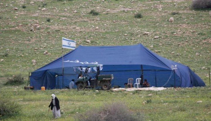 Des colons israéliens installent des tentes sur des terres palestiniens à Salfit pour les accaparer