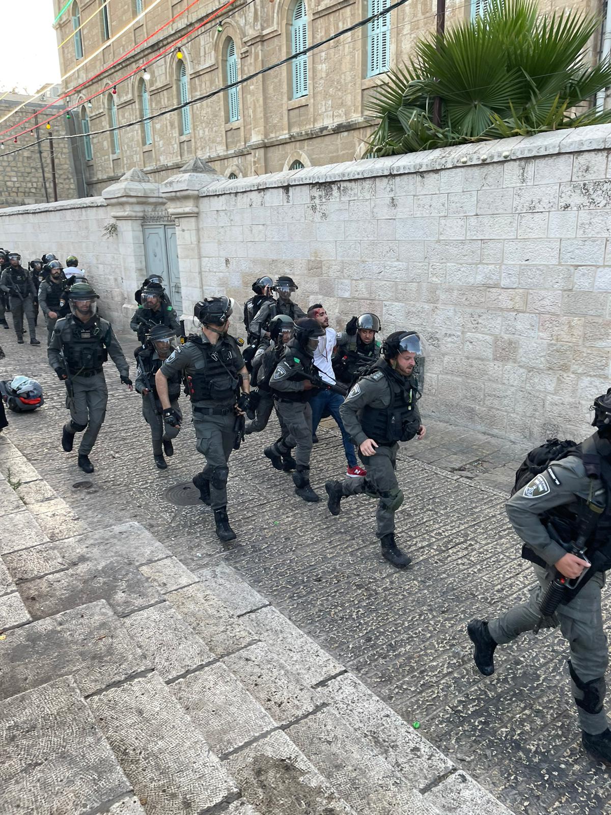 Les forces d’occupation israéliennes blessent un Palestinien et arrêtent un autre à Jérusalem occupée