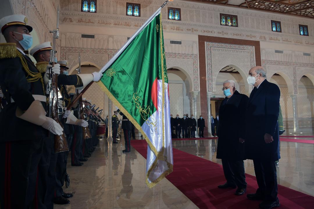 Le président Abbas arrive en Algérie dans une visite officielle